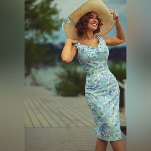 Vintage-Inspired Floral Sheath Dress in Floral Stretch Linen